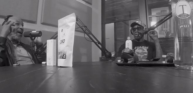 전 미국프로농구(NBA) 스타 데니스 로드먼이 지난주 전 프로권투 헤비급 세계 챔피언 마이크 타이슨이 진행하는 팟캐스트 '핫 복신(hotbox in)'에 출연해 2013년 2월 첫 방북 때 김정은 북한 국무위원장과 '핫티(hotties·성적 매력이 있는 사람)'가 등장하고 보드카를 마시는 '광연(狂宴·난잡한 파티·wild party)'을 했다고 밝혔다고 뉴욕포스트가 13일(현지시간) 보도했다./사진=핫 복신 캡처