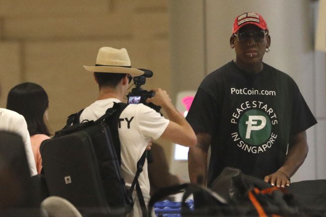 전 미국프로농구(NBA) 스타 데니스 로드먼이 2018년 6월 12일 북·미 정상회담이 열린 싱가포르의 창이 공항에 도착하고 있다./사진=AP=연합뉴스