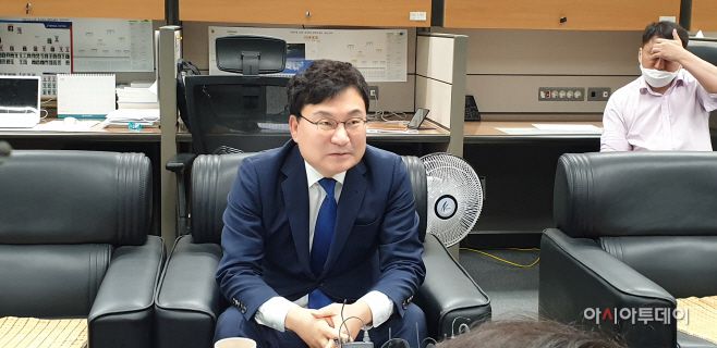 이스타항공 부도위기에 장기간 침묵으로 일관하던 이상직의원이 28일 전북도의회 브리핑룸에서 전북도당 위원장직에 단독출마를 선언하며 “전북도당위원장 출마는 지역 위원장 간 ‘원팀’에 합의한 결과물이고 이스타항공문제에 대해서는 ”책임없다“ 일축했다./박윤근 기자