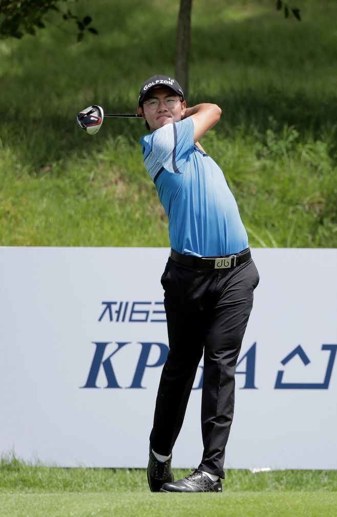 9일 경남 양산 에이원CC에서 열린 제63회 KPGA 선수권대회 with A-ONE CC FR에서 김성현이 10번홀 드라이버 티샷하고 있다. /연합