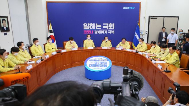 12일 국회에서 재난지원금 현실화와 4차 추경안 등을 논의하기 위한 고위당정협의회가 열리고 있다./연합뉴스