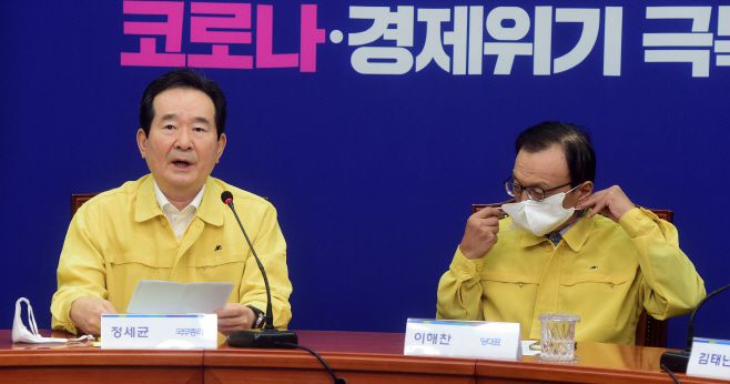 아시아투데이 송의주 기자 = 정세균 국무총리가 12일 국회에서 열린 고위당정협의회에서 모두발언을 하고 있다. 오른쪽은 이해찬 더불어민주당 대표.