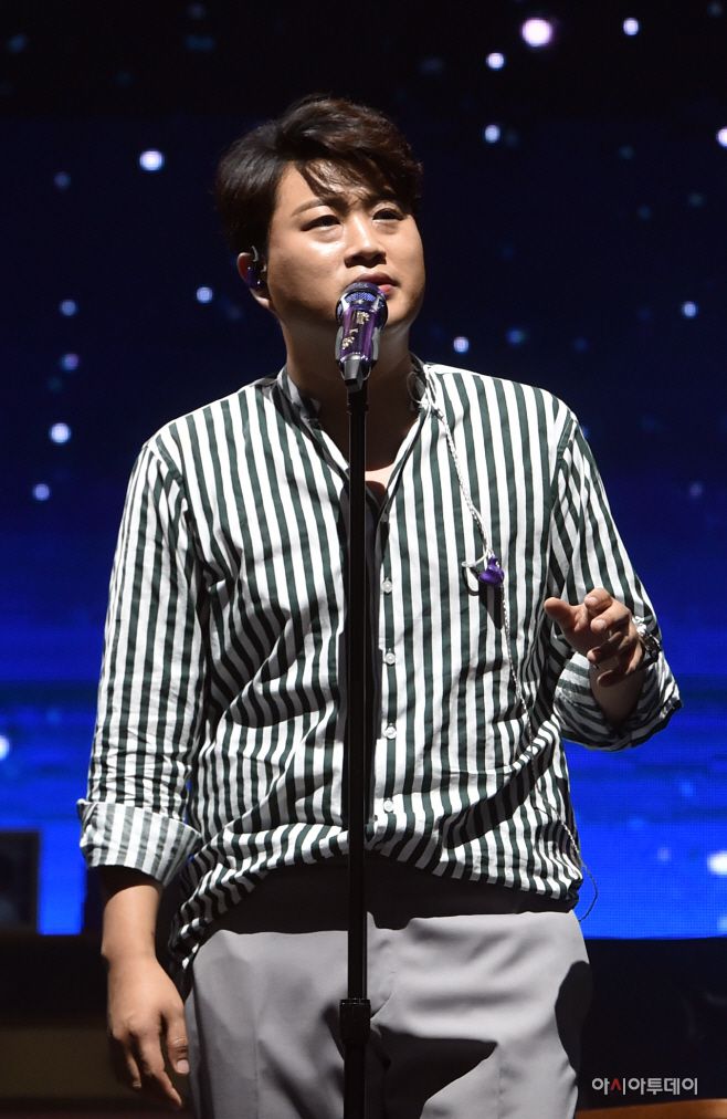 가수 김호중이 불법 도박 논란에 힙싸인 가운데 그가 출연 예정인 ‘불후의 명곡’ 측이 입장을 전했다/김현우 기자