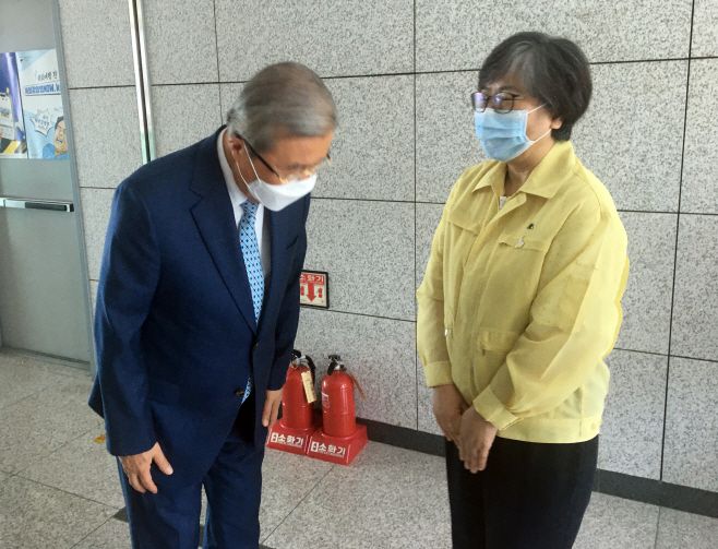 김종인 미래통합당 비상대책위원장이 21일 오후 충북 청주시 질병관리본부를 방문해 정은경 본부장을 만나고 있다. /연합뉴스