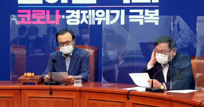 이해찬 더불어민주당 대표가 21일 오전 서울 여의도 국회 당대표회의실에서 열린 최고위원회의에서 발언하고 있다./연합뉴스