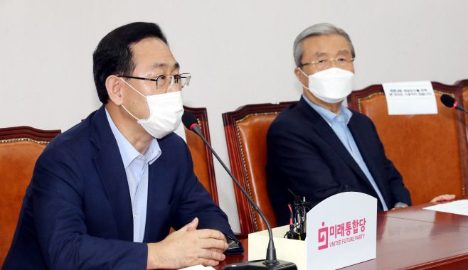 아시아투데이 송의주 기자 = 주호영 미래통합당 원내대표(왼쪽)가 23일 국회에서 열린 코로나19 관련 긴급대책회의에서 모두발언을 하고 있다.