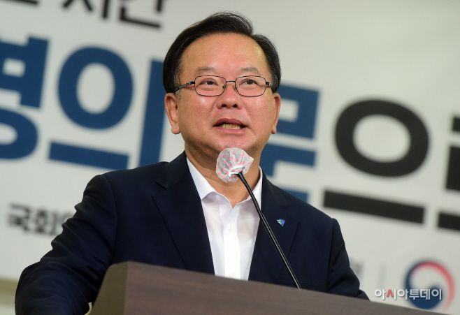 아시아투데이 송의주 기자 = 김부겸 전 행정안전부 장관이 14일 국회 의원회관에서 열린 남북교류 재개를 위한 토론회에서 축사를 하고 있다.