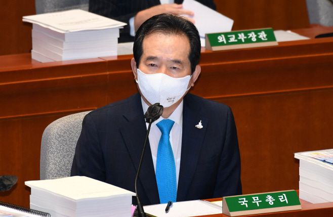 정세균 국무총리가 25일 국회에서 열린 예산결산특별위원회 전체회의에서 답변하고 있다. / 연합뉴스