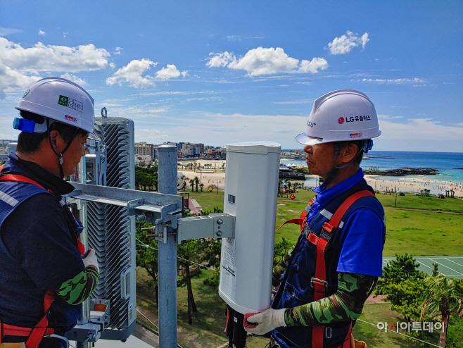 사진은 지난해 여름 LG유플러스 관계자들이 남부지방의 한 해수욕장 인근에 5G 기지국을 설치하고 있는 모습이다./제공=LG유플러스