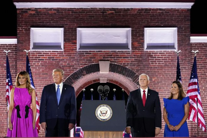 도널드 트럼프 미국 대통령과 마이크 펜스 부통령 부부가 26일 저녁(현지시간) 메릴랜드주 볼티모어의 맥헨리 요새에서 지지자들 앞에 서 있다./사진=볼티모어 AP=연합뉴스