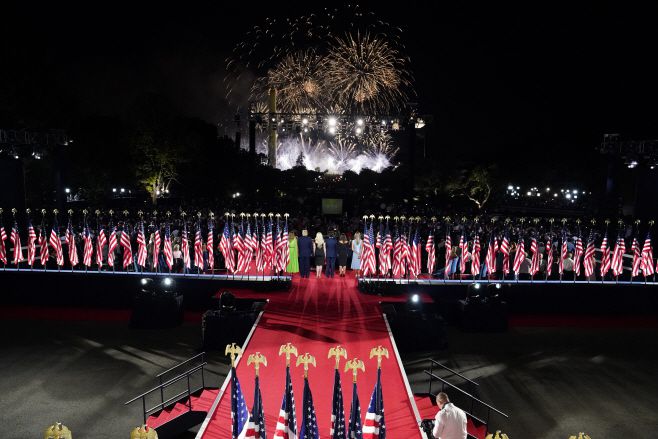 도널드 트럼프 미국 대통령이 27일 저녁(현지시간) 백악관 남측 잔디마당에서 공화당 대선후보 수락연설을 한 후 불꽃놀이가 진행되고 있다./사진=워싱턴 D.C. AP=연합뉴스
