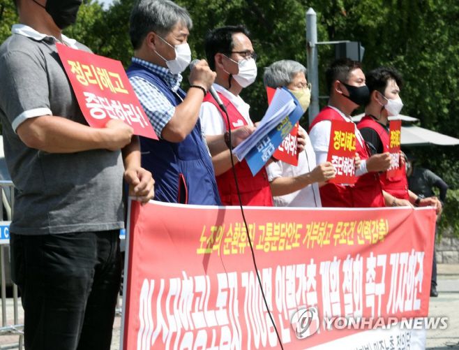 제주항공의 인수 불발로 재매각을 추진 중인 이스타항공은 28일부터 희망퇴직 신청을 받는다. 이스타항공은 희망퇴직과 정리해고 등으로 700여명의 인원을 감축할 예정이다. 사진은 지난 26일 서울 여의도 국회에서 이스타항공 노조가 인력감축 계획 철회를 촉구하는 기자회견 모습.