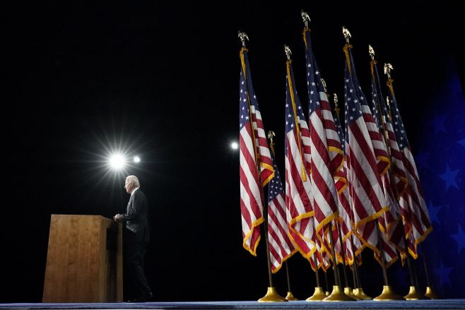 조 바이든 미국 민주당 대선후보가 20일 저녁(현지시간) 자신의 거주지인 미 델라웨어주 윌밍턴의 체이스센터에서 대선후보 지명 수락연설을 하고 있다./사진=윌밍턴 AP=연합뉴스