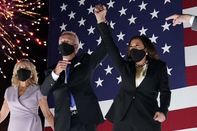 조 바이든 미국 민주당 대선후보(가운데)가 20일 저녁(현지시간) 미 델라웨어주 윌밍턴의 체이스센터에서 대선후보 지명 수락연설을 마친후 부통령 러닝메이트인 카멀라 해리스 상원의원(오른쪽)의 손을 잡고 지지자들의 환호에 화답하고 있다./사진=윌밍턴 AP=연합뉴스