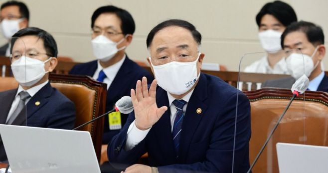 홍남기 경제부총리가 1일 오후 서울 여의도 국회에서 열린 기획재정위원회 전체회의에서 답변하고 있다./연합