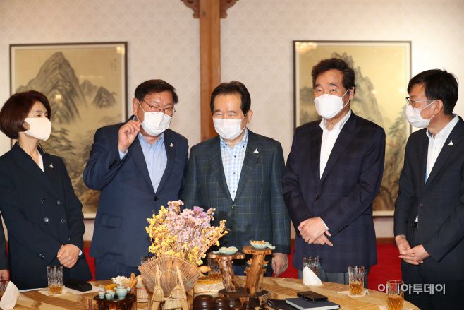 정세균 국무총리(가운데)가 6일 서울 종로구 총리공관에서 열린 고위당정협의회에서 참석자들과 대화를 나누고 있다. 오른쪽부터 김상조 청와대 정책실장, 이낙연 더불어민주당 대표, 정 총리, 김태년 원내대표, 한정애 정책위의장. / 송의주 기자