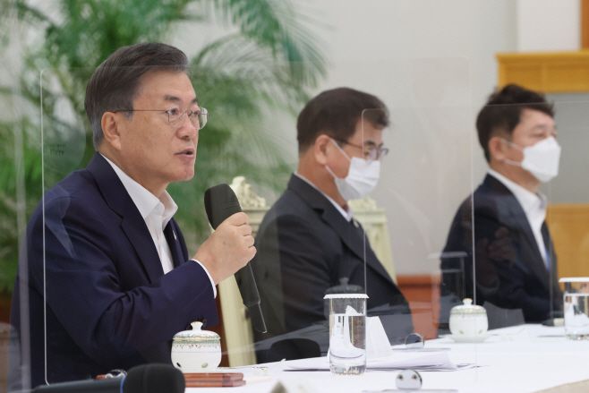 문재인 대통령이 9일 청와대에서 열린 더불어민주당 지도부와의 간담회에서 발언하고 있다. / 연합뉴스