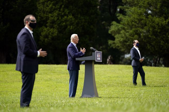 조 바이든 미국 민주당 대선후보가 14일(현지시간) 델라웨어주 윌밍턴에서 미 서부의 산불과 기후 변화에 관해 연설하고 있다./사진=윌밍턴 AP=연합뉴스