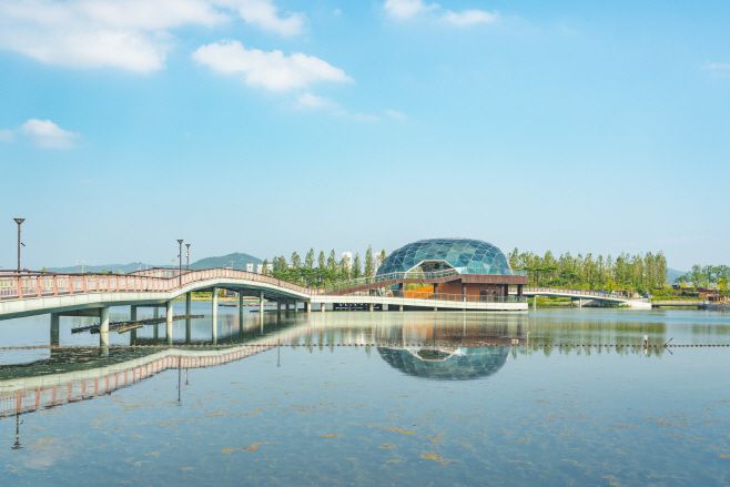 세종호수공원의 랜드마크 수상무대섬/ 한국관광공사 제공