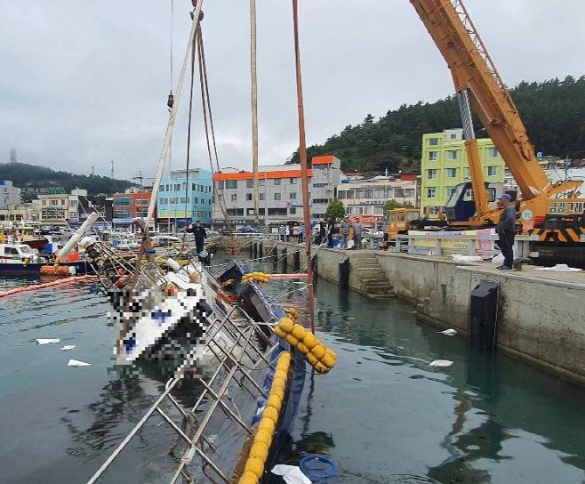 16일 오전 6시 20분경 전남 완도항내에서 정박됐던 낚시어선이 침수로 침몰도중 해경에 의해 인양됐다.    /제공=완도해양경찰서