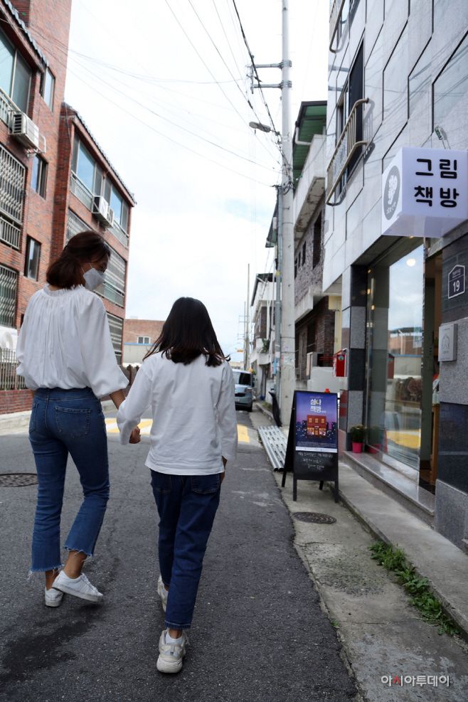 구미역 후면 금리단길를 걷고 있는 모습./제공=구미시