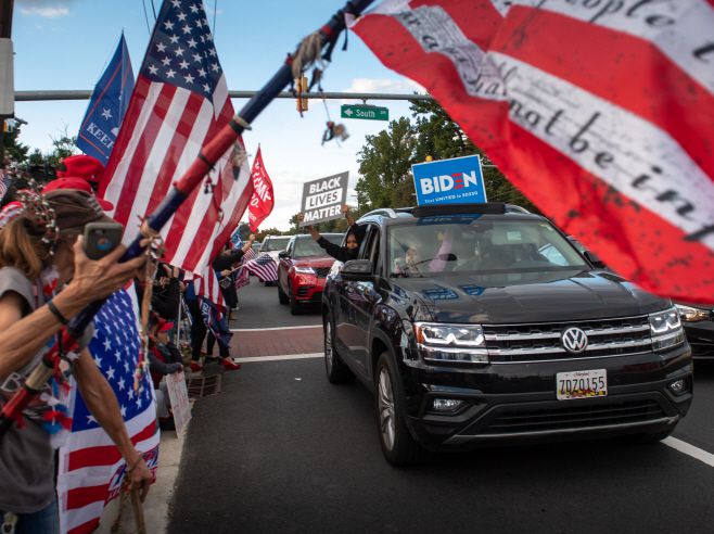 조 바이든 민주당 대선후보 지지자들이 5일(현지시간) 도널드 트럼프 대통령이 입원한 메릴랜드주 베데스다의 월터 리드 군병원 앞에서 ‘흑인 목숨도 중요하다’ 시위를 벌이고 있다./사진=베데스다 UPI=연합뉴스