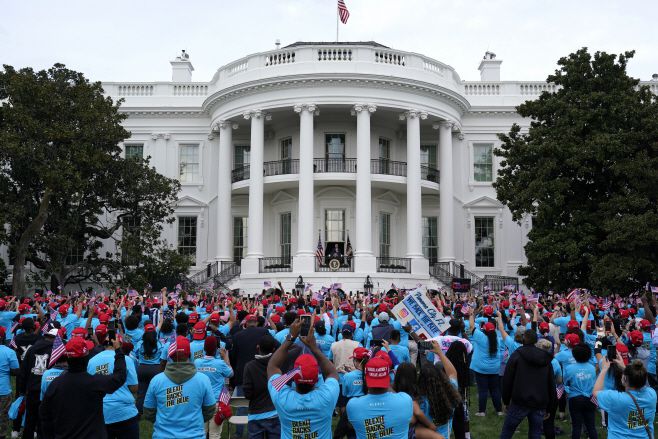 도널드 트럼프 미국 대통령은 10일(현지시간) 신종 코로나바이러스 감염증(코로나19) 확진 이후 처음으로 백악관에서 열린 ‘법과 질서’ 행사에서 연설하고 있다./사진=워싱턴 D.C. AP=연합뉴스