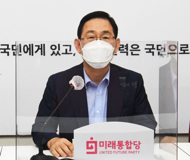 아시아투데이 송의주 기자 = 주호영 국민의힘 원내대표가 지난 8월 국회에서 긴급 기자간담회를 하고 있다.