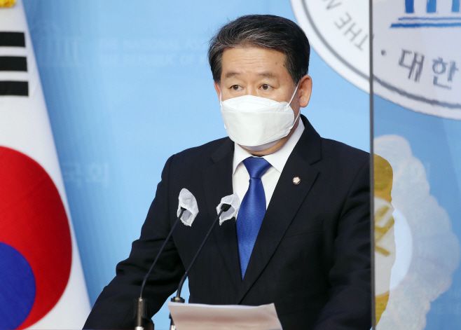 아시아투데이 송의주 기자 = 김경협 더불어민주당 의원이 18일 국회 소통관에서 옵티머스 펀드투자 관련 권력형 게이트가 아님을 밝히며 주호영 국민의힘 원내대표의 사과를 촉구하고 있다.