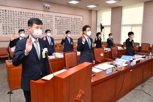 조상철 서울고검장(앞줄 왼쪽부터), 오인서 수원고검장, 이성윤 서울중앙지검장 등이 19일 오전 서울 여의도 국회 법제사법위원회에서 열린 서울고검, 서울중앙지검 등 국정감사에서 선서하고 있다./연합