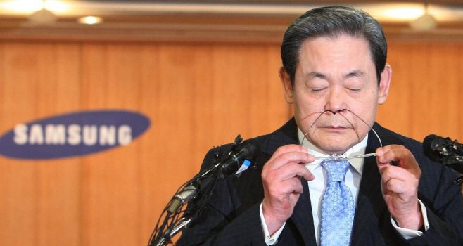 한국 재계를 대표하는 이건희 삼성그룹 회장이 25일 서울 삼성서울병원에서 별세했다. 향년 78세. 이 회장이 2008년 삼성그룹 경영쇄신안을 발표하고 있다. /연합뉴스