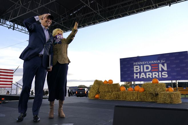 조 바이든 미국 민주당 대선후보와 부인 질 여사가 24일(현지시간) 펜실베이니아주 댈러스에서 한 ‘드라이브 인’ 선거 유세에서 지지자들에게 손을 흔들고 있다./사진=댈러스 AP=연합뉴스