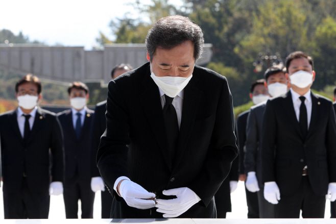 이낙연 더불어민주당 대표가 지난 24일 광주 북구 운정동 국립 5·18민주묘지를 참배하고 있다. / 연합뉴스