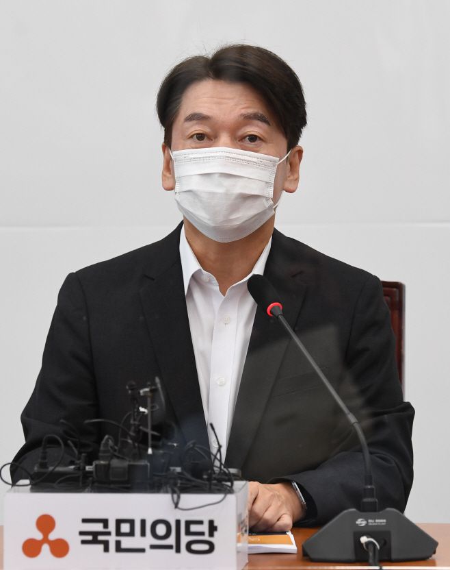 안철수 국민의당 대표가 지난 6일 오전 서울 여의도 국회에서 열린 공유정당 플랫폼 및 국정감사 37대 정책과제 발표 기자회견에 참석, 발언하고 있다. / 연합뉴스