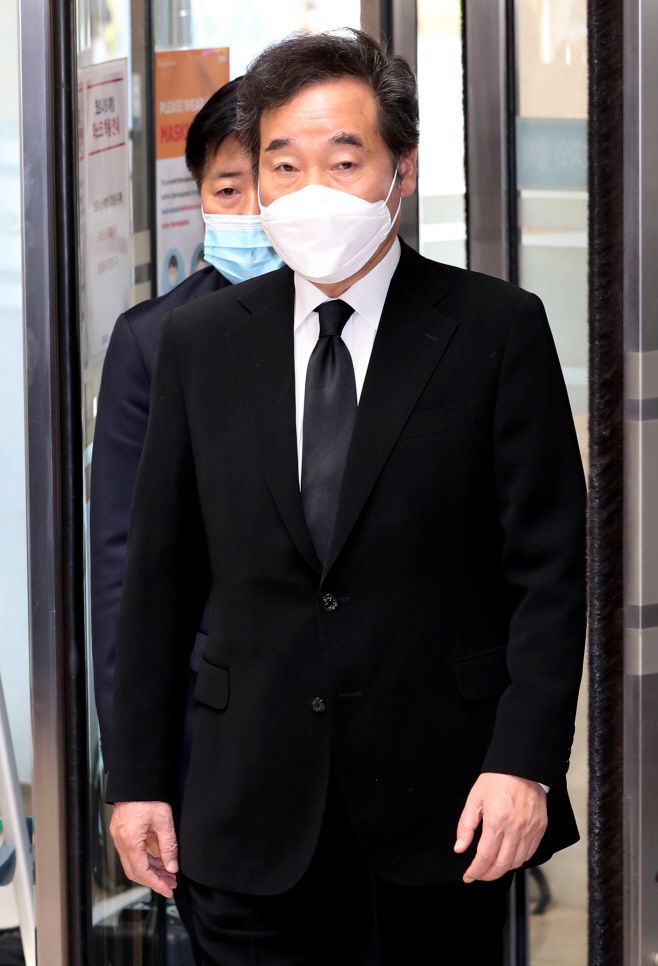 이낙연 더불어민주당 대표가 26일 오전 서울 강남구 삼성서울병원에 마련된 고(故) 이건희 삼성그룹 회장의 빈소로 들어가고 있다. /사진공동취재단