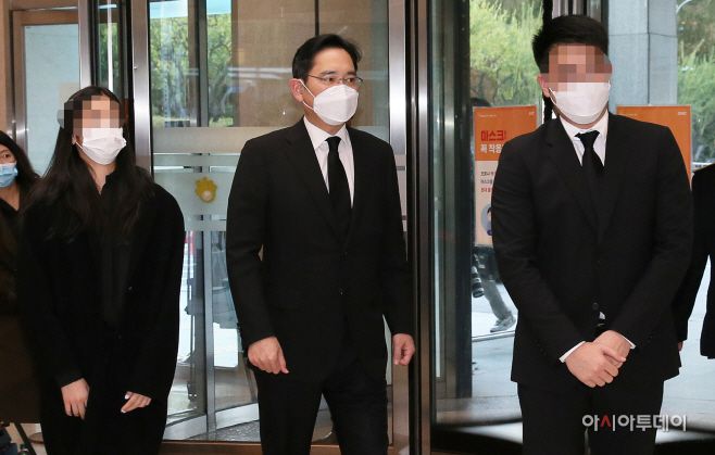 이건희 삼성그룹 회장이 별세한 지난 25일 서울 강남구 삼성서울병원 장례식장에이재용 삼성전자 부회장과 아들 이지호 군, 딸 이원주 양이 들어서고 있다./사진 = 이병화 기자