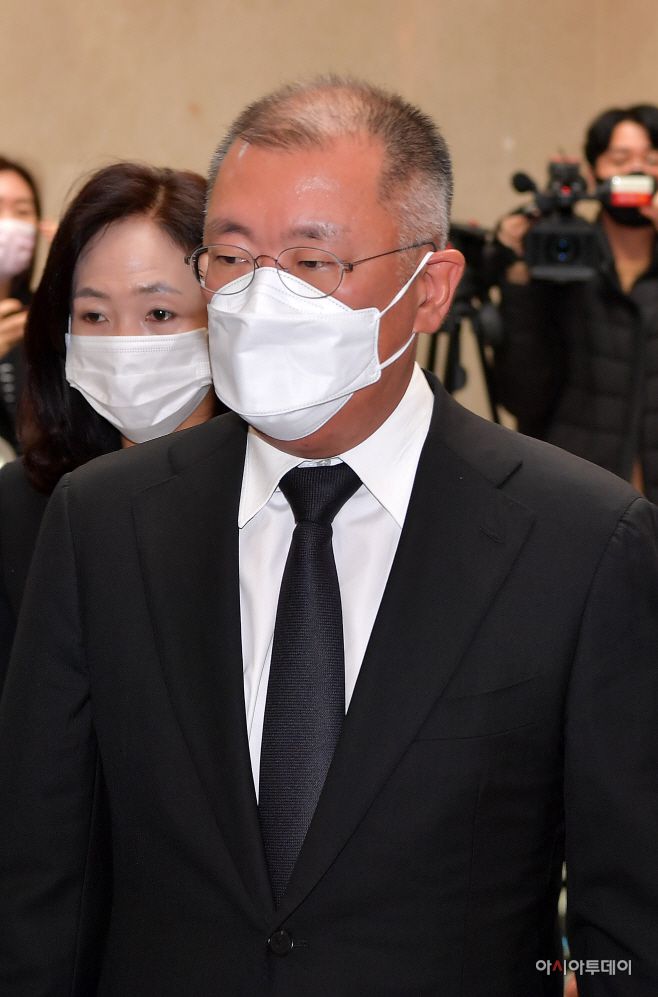 정의선 현대차그룹 회장이 26일 오전 고 이건희 삼성그룹 회장 빈소가 마련된 서울 강남구 서울삼성병원 장례식장에 들어서고 있다./사진 = 정재훈 기자