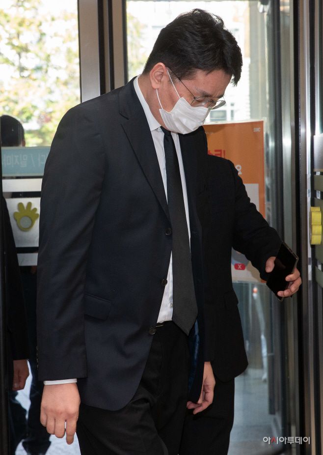 조원태 한진그룹 회장이 26일 오후 서울 강남구 서울삼성병원 장례식장에 마련된 고(故) 이건희 삼성그룹 회장 빈소에 조문을 하기위해 들어서고 있다./사진 = 정재훈 기자