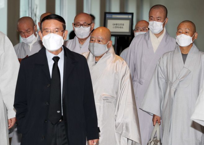 조계종 총무원장 원행스님이 27일 고 이건희 삼성그룹 회장의 빈소가 마련된 서울 강남구 삼성서울병원 장례식장에서 조문을 마친 뒤 이동하고 있다. /사진공동취재단