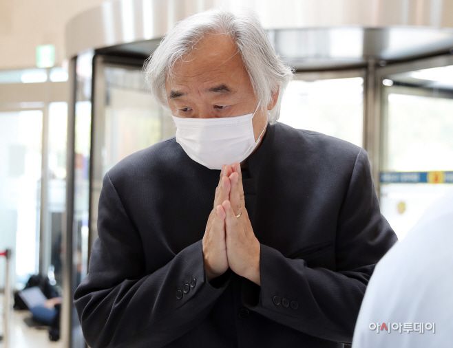 백건우 피아니스트가 27일 오후 고 이건희 삼성그룹 회장의 빈소가 마련된 서울 강남구 서울삼성병원 장례식장에 들어서고 있다. /사진공동취재단