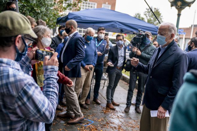 조 바이든 미국 민주당 대선후보가 26일(현지시간) 펜실베이니아주 체스터의 투표자 서비스 센터 앞에서 시민들과 대화를 하고 있다./사진=체스터 AP=연합뉴스