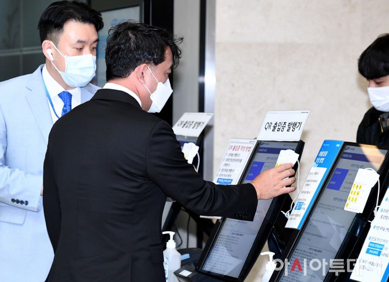 김택진 엔씨소프트 대표가 27일 서울 강남구 삼성서울병원 장례식장에 마련된 고 이건희 삼성그룹 회장의 빈소로 조문을 위해 들어서고 있다.  /사진공동취재단