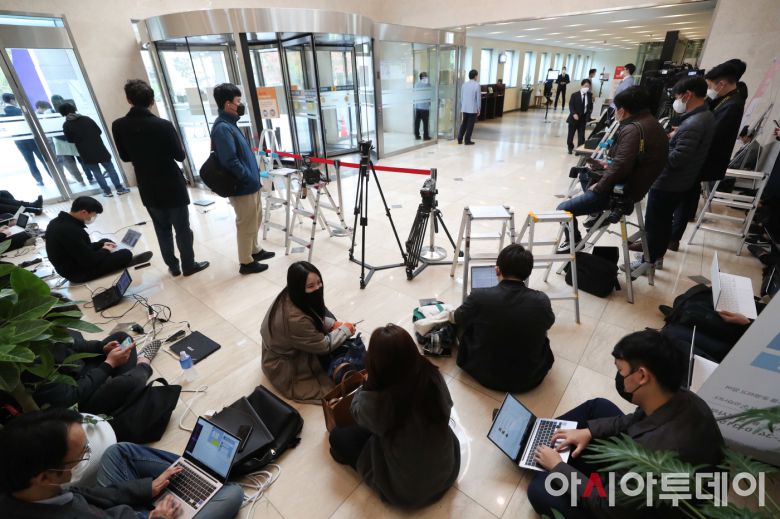27일 고 이건희 삼성그룹 회장의 빈소가 마련된 서울 강남구 서울삼성병원 장례식장에서 기자들이 취재를 위해 대기하고 있다. /사진공동취재단