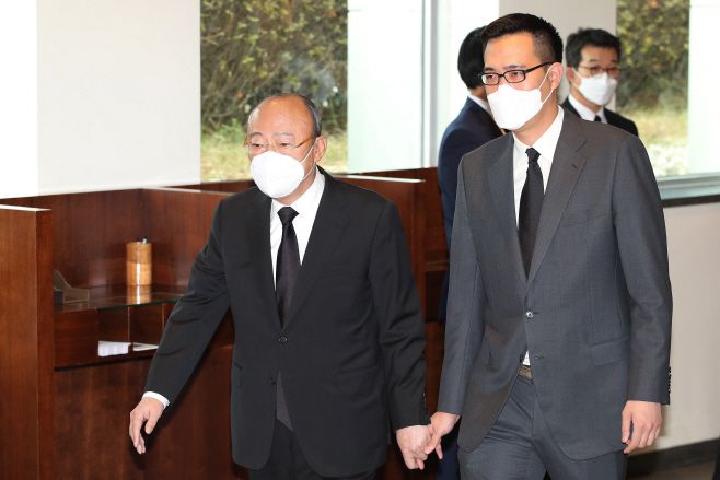 김승연 회장과 셋째 아들 김동선 전 팀장이 26일 고(故) 이건희 회장 조문을 마친 뒤 나서고 있다. /사진공동취재단