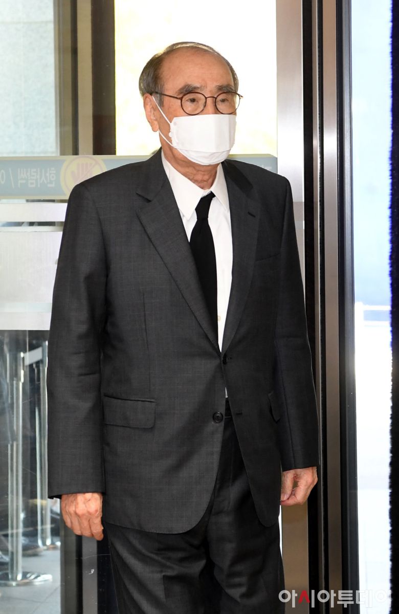 이홍구 전 총리가 27일 고 이건희 삼성그룹 회장의 빈소가 마련된 서울 강남구 서울삼성병원 장례식장에 들어서고 있다. /사진공동취재단