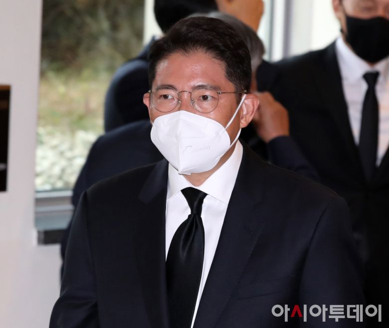 조현준 효성그룹 회장이 27일 오후 서울 강남구 삼성서울병원 장례식장에 마련된 故 이건희 삼성그룹 회장의 빈소를 찾아 조문한 뒤 나서고 있다. /사진공동취재단