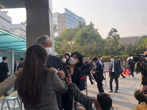 피아니스트 백건우씨가 고(故) 이건희 삼성그룹 회장의 장례 셋째 날인 27일 가 빈소를 찾아 고인을 애도했다. 울먹이면서 고인을 기리는 백씨.