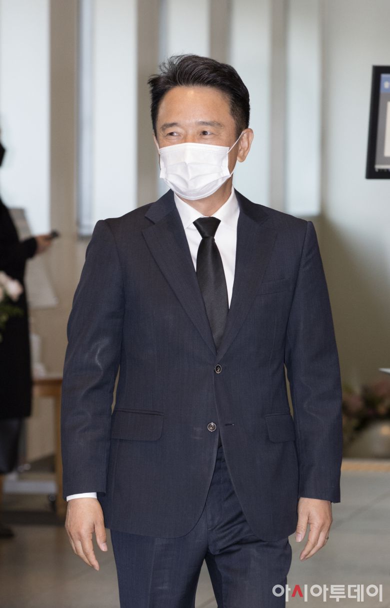 남경필 전 경기지사가 27일 고 이건희 삼성그룹 회장의 빈소가 마련된 서울 강남구 서울삼성병원 장례식장에서 조문을 마친 뒤 이동하고 있다. /사진공동취재단