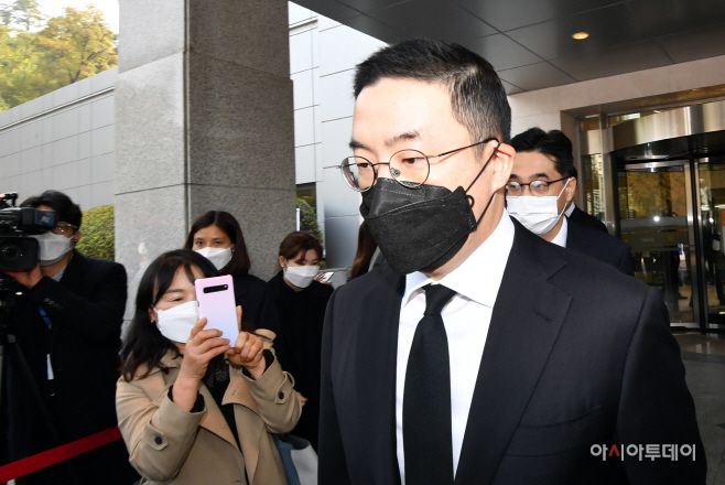 구광모 LG그룹 회장이 27일 서울 강남구 삼성서울병원 장례식장에 마련된 고 이건희 삼성그룹 회장의 빈소에서 조문을 마치고 떠나고 있다. /사진공동취재단