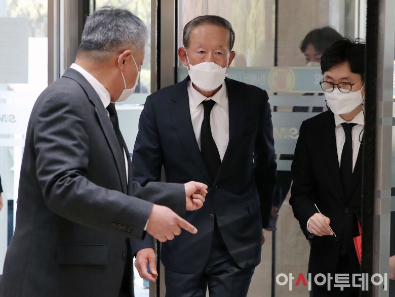 허창수 전국경제인연합회장이 27일 오후 고 이건희 삼성그룹 회장의 빈소가 마련된 서울 강남구 서울삼성병원 장례식장에 들어서고 있다. /사진공동취재단